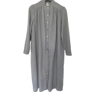 Grå vintage kaftan - Lång, halvtransparent kaftan eller lång skjorta perfekt för lager på lager. Har fickor! Kan även bäras som klänning.