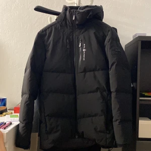 Sail racing jacka - Säljer en vinterjacka med märket sail racing. Perfekt till hösten och vintern som kommer snart. Jackan är så gott som ny och endast använd ett par gånger. Storlek M. Köpte jackan för 3500 och säljer den betydligt billigare. Hör av er för fler bilder! 