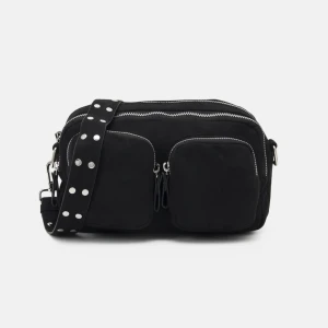 Väska  - Populär väska från Gina tricot, nästan aldrig använd då jag inte gillade den💗köpte för ca 2 år sen. Skriv för egna bilder! Om flera är intresserade, buda de du kan.