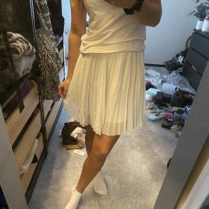 Superfin vit kjol som är plisserad 💕 aldrig använd, skriv vid intresse 🥰