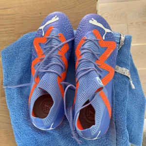 Fotbollskor - Ett par sprillans nya PUMA Future Ultimate FG/AG Supercharge - Blå/Vit/Orange som jag köpte i fel  storlek och inte har kvittot kvar. ⚠️ Högsta modellen och kostar 3000kr i butik⚠️