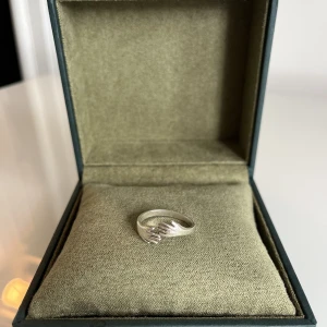 Maria Nilsdotter ring - Säljer Dare ring från Maria nilsdotter. Storlek 18mm. Superfint skick! Ursprungspris 2295kr!