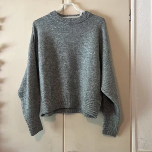 stickad tröja  - mysig stickad tröja från H&M den är typ knappt använd och har inga defekter alls! ❤️ storlek xs, kom privat för frågor 💯💯