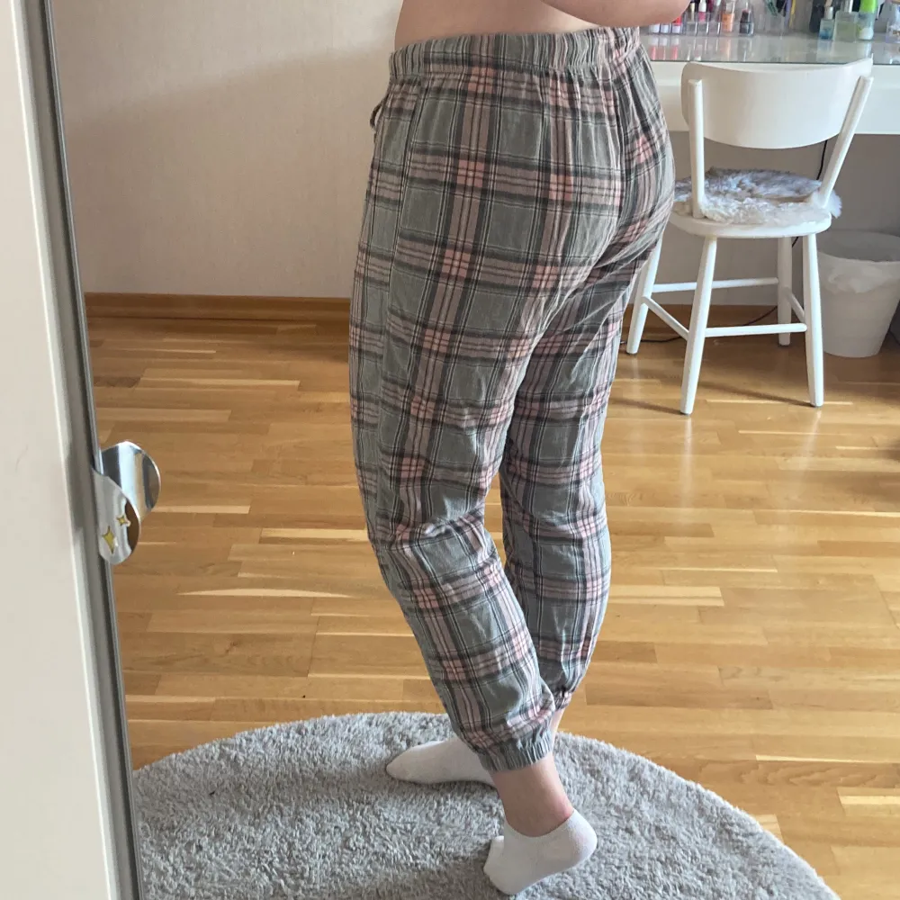 Sköna pyjamasbyxor från Cubus. Säljer då de tyvärr är för korta för mig som är 173 cm lång och har inte kommit till användning💓. Jeans & Byxor.