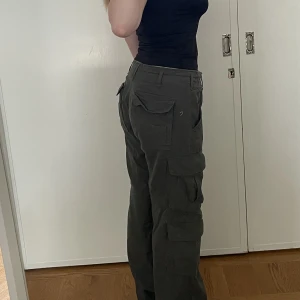 Mörkgröna cargo - Mörkgröna cargo med knytning i midjan så storleken är justerbar🙌🏼🙌🏼 köpta för 800kr