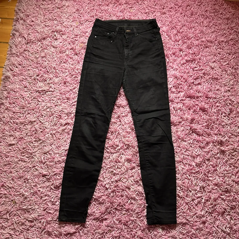 Det är svarta skinnyjeans i anklelängd . Jeans & Byxor.