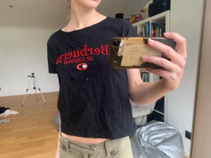 Svart topp - Svart t-shirt med snyggt broderi.