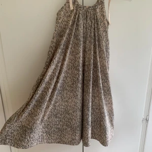 Klänning - Supersöt klänning från How To Kiss A Frog! Klänningen är i barnstorlek men passar absolut en xs!💓