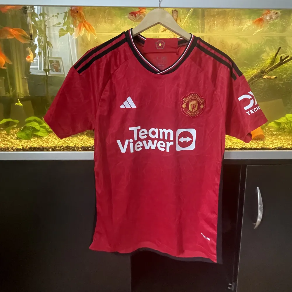 Säljer denna snygga Man United tröja då den inte kommer till användning längre. Tröjan är köpt från plick. Skicket är 10/10 då den endast används ca 3-4 gånger. Kontakta vid intresse!  . T-shirts.