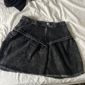 Jeans kjol - Jätte fin pepe jeans kjol med SÅ fina detaljer. Kjolen har använts endast två gånger, bra skick. Super fin och passar till nästan allt. Den är i storlek m men skulle uppskatta de som s-m då den är lite mindre i storleken❤️ hör av er om ni har frågor!!