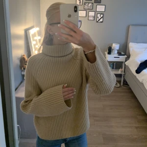 Stickad tröja  - En fin beige stickad tröja från hm, nästa aldrig använd. Pris kan diskuteras!💕