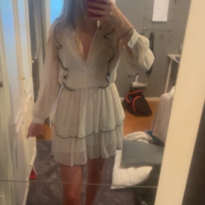 Klänning zara - Säljer min klänning från zara då jag inte använder den!  Strl m men är lite mindre i storlek så den passar även xs/s. Ja själv bär strl xs/s och det passar bra.