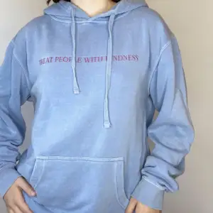 (Första bilden är lånad) Säljer min Harry Styles hoodie som jag köpte när den först släpptes💕 Köptes för 700+ från den officiella webbshoppen. Har en prick som är blekt… storlek S men väldigt Oversized så passar upp till L!