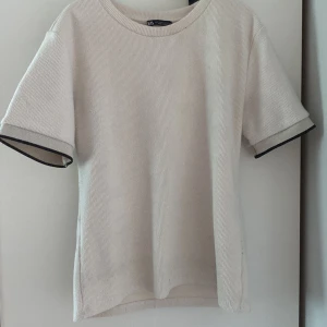 Stickad t shirt - Så snygg stickad t shirt från zara Använd fåtal gånger. Fler bilder vid intresse  