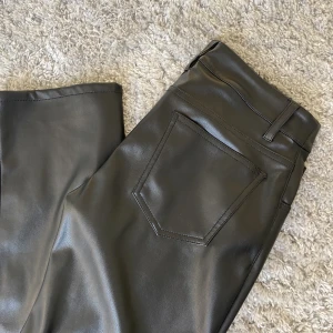 Fejkskinnbyxor, Bikbok, 36 - Skitsnygga skinnbyxor (fejk) som inte används längre. Köptes i våras och har bara används ca 2 gånger💕storlek 36, pris 300. Passar på mig som vanligtvis brukar ha 34!