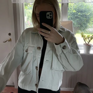 jeansjacka  - jeansjacka från zara i ljusgrön, använd fåtal gånger  kan fraktas ⭐️