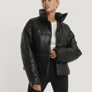 Jacka nakd  - Säljer min slutsålda jacka med skinnimitation💗köpt från nakd förra vintern💕säljer då jag har liknande💗nypriss 800 och i bra skick😍skriv gärna för mer bilder! Stl 36