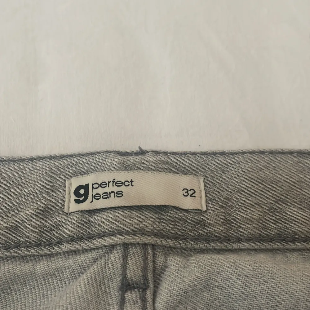 Säljer ett par super snygga jeans, jag säljer dom för att dom sitter för tajt på mig . Jeans & Byxor.
