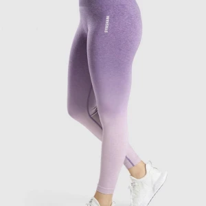 Gymshark  - Svinsnyggt lila gymshark tränings sett med topp och byxor använd fåtalgånger så i nyskick båda delarna i xs men väldigt stretchiga så passar nog en s också nypris 799 byxor och 699 topp går att köpa separat byxor 300 topp 200