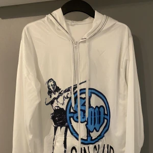 Gun Club Hoodie - Helt ny fet hoodie. Ganska tunn i polyester material. 🦾