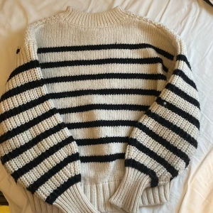 Randig tjocktröja  - Säljer denna jättemysiga tjocktröja från hm då den inte kommer till användning längre. Bara använd ett fåtal gånger så i väldigt bra skick. Storlek S. Hör av dig vid fler frågor💓