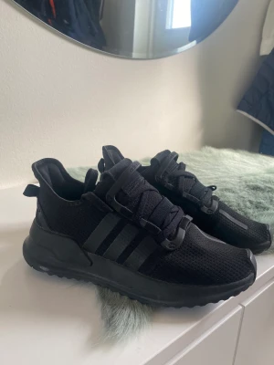 Adidas sneakers  - Adidas sneakers. Bra skick, perfekt för gym och vardag. Säljs pga för små för mig. 