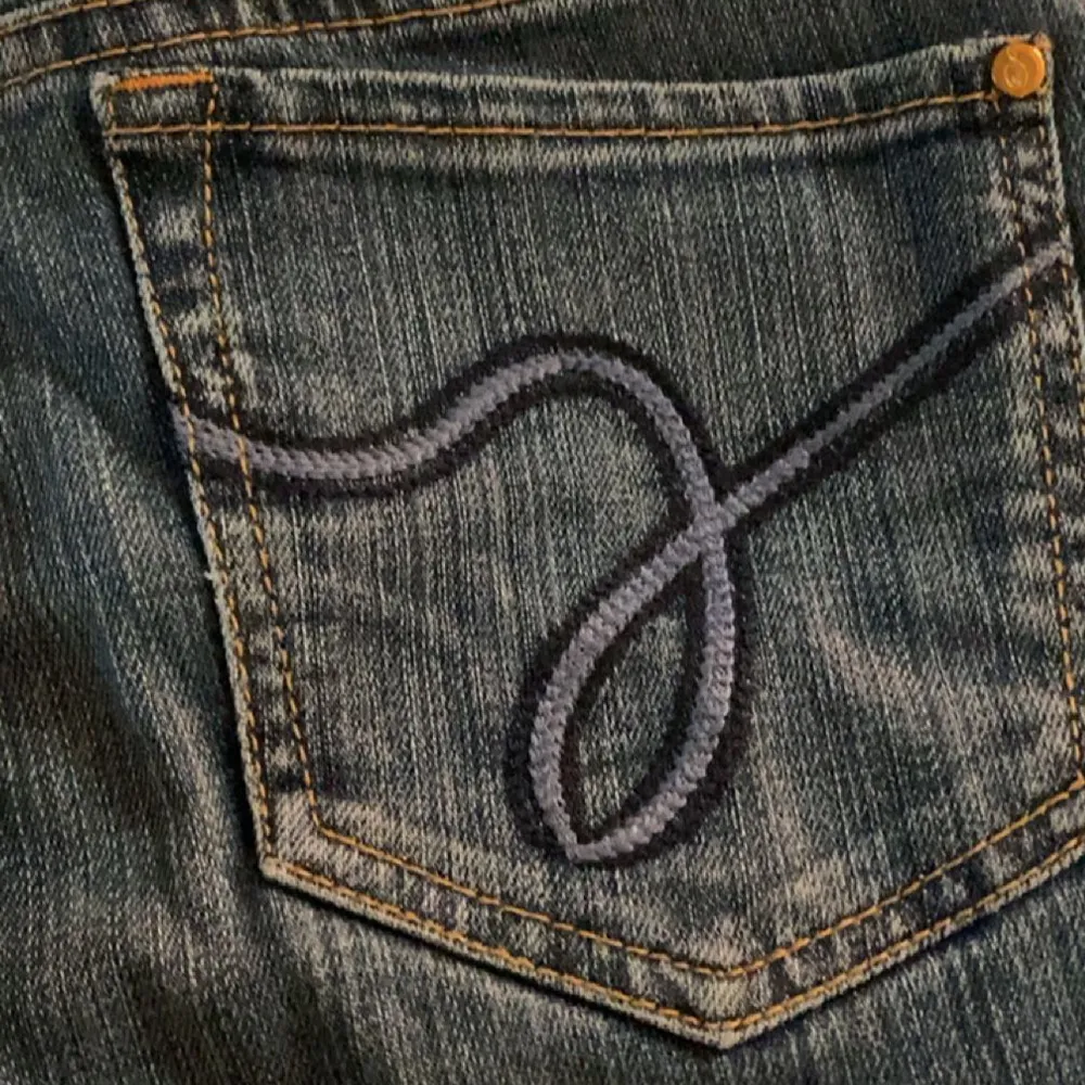 Jättefina jeans i storlek 38 som jag säljer för att dem är lite för korta i benen enligt mig (som referens är jag 168 ish) jag har inte använt dem alls mer än att testat dem så dem är i fint skick trots att dem är köpta på plick!!💗💗. Jeans & Byxor.