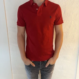 Ralph Lauren pike stl S - Säljer nu denna sjukt snygga Ralph lauren pike | Skick 8/10 | Nypris 999 kr | Mitt pris 349 kr | Hör av er vid minsta lilla fundering!🤝