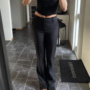 Svarta kostymbyxor från BikBok i modellen Vilma i stl 36 🖤De är bra i längd på mig som är ca 170 och sitter även jättebra i midjan! Använda några få gånger. 🫶🏼