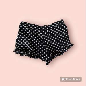 Säljer dessa ginatricot shorts som ger illusionen av en kjol då den nästan aldrig används längre 💕🩷 köpt för ca ett år sen kontakta vid intresse eller frågor 💕