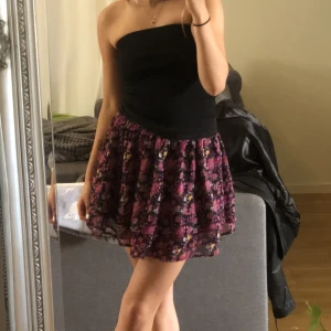 Blommig volang kjol - Blimmig volang kjol med tre lager tyg. Super söt och perfekt nu till sen sommar eller höst