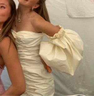 Rotate Birger Christiensen klänning - Rotate Birger Christensen, Phoebe Off-the-shoulder Ruched Vinyl Mini Dress, Stl 36. Endast använd en gång så inget att anmärka på. Nypris: 3700kr  Pris 1500kr