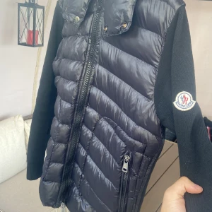 Moncler cardigan - Säljer min moncler cardigan, storlek M. Köptes för några dagar sen. Super bra skick.
