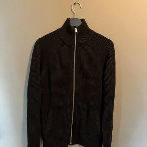 Cardigan  - Snygg stickad cardigan från jack & Jones i bra skick 