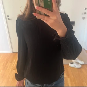 Svart topp - Jättefin svart topp men som tyvärr inte kommer till användning, endast använd en gång så ny skick 