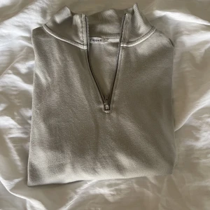 Filippa K tröja - Grå Filippa K tröja i fint skick, använd 2-3 gånger. Fler bilder kan skickas om så önskas