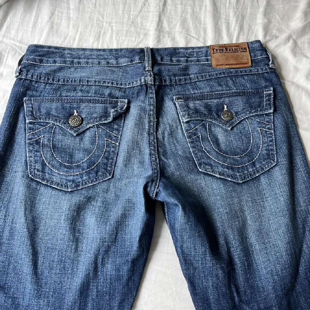 Jättesnygga true religion jeans som tyvärr inte passar mig längre. Skriv ifall du har frågor! Mått: Låren- 25cm Höft- cirka 51cm Innerbenet- 80cm Midjan- cirka 43cm. Jeans & Byxor.