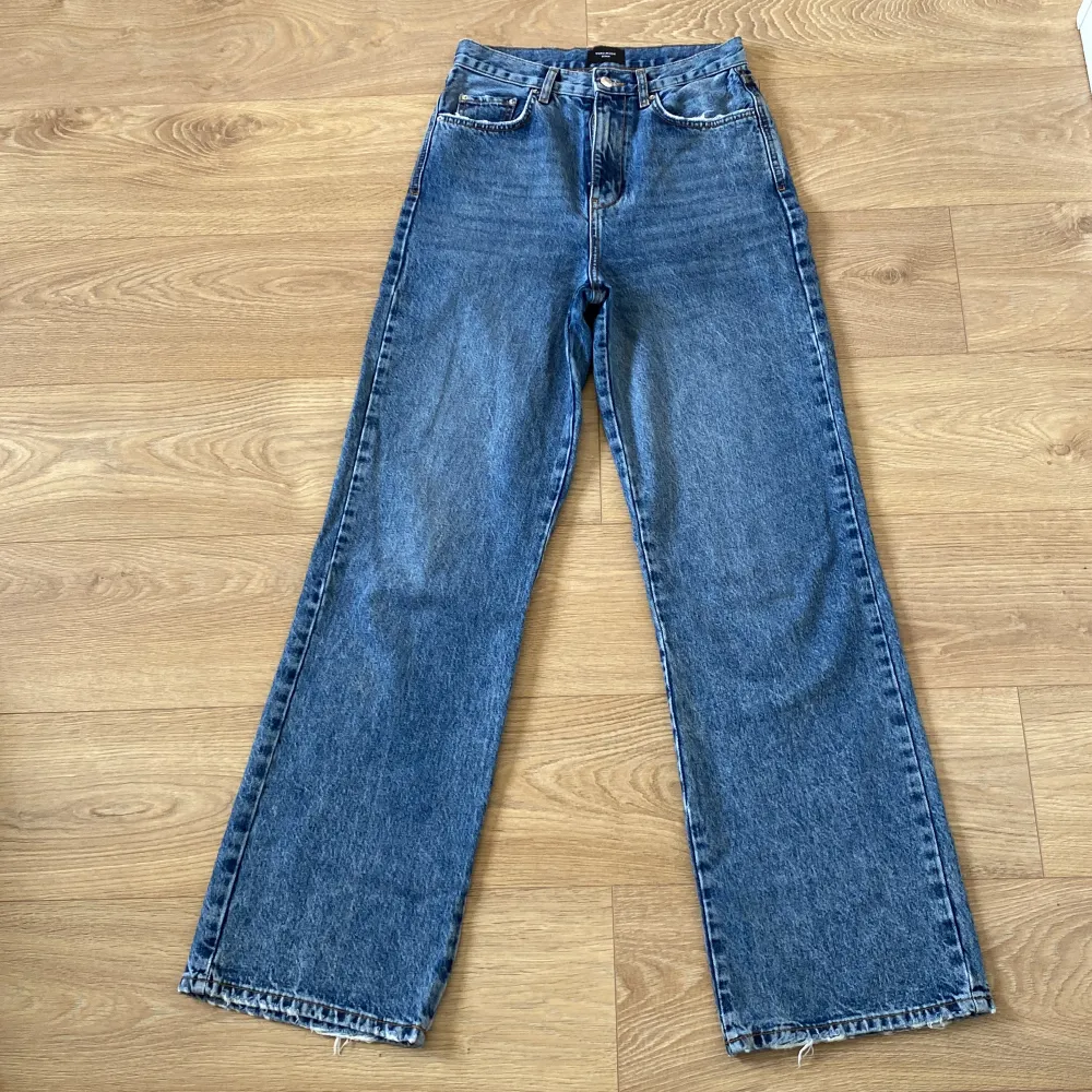 Högmidjade jeans från Vero Moda. Knappt använda, som nya i materialet! Super sköna!! Säljer för att jag inte längre tycker de passar min stil så bra:) Perfekta till hösten! . Jeans & Byxor.