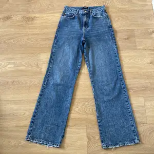 Högmidjade jeans från Vero Moda. Knappt använda, som nya i materialet! Super sköna!! Säljer för att jag inte längre tycker de passar min stil så bra:) Perfekta till hösten! 