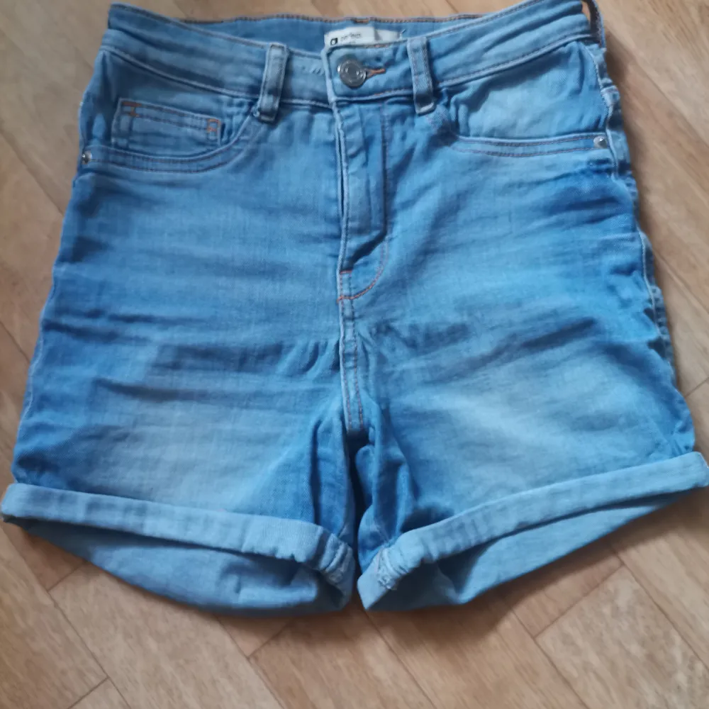 Ett par basic blå jeans shorts från gina tricot, i modellen perfect jeans. Ganska så mycket använda men inget som märks❤️. Shorts.