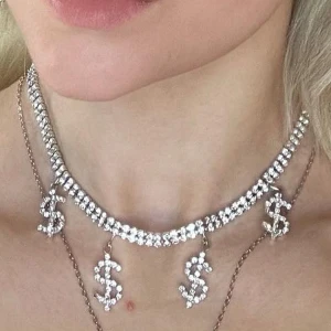 Dollar halsband  - Super fint blänkande halsband med dollartecken på, går att göra lång och som en choker! 💛