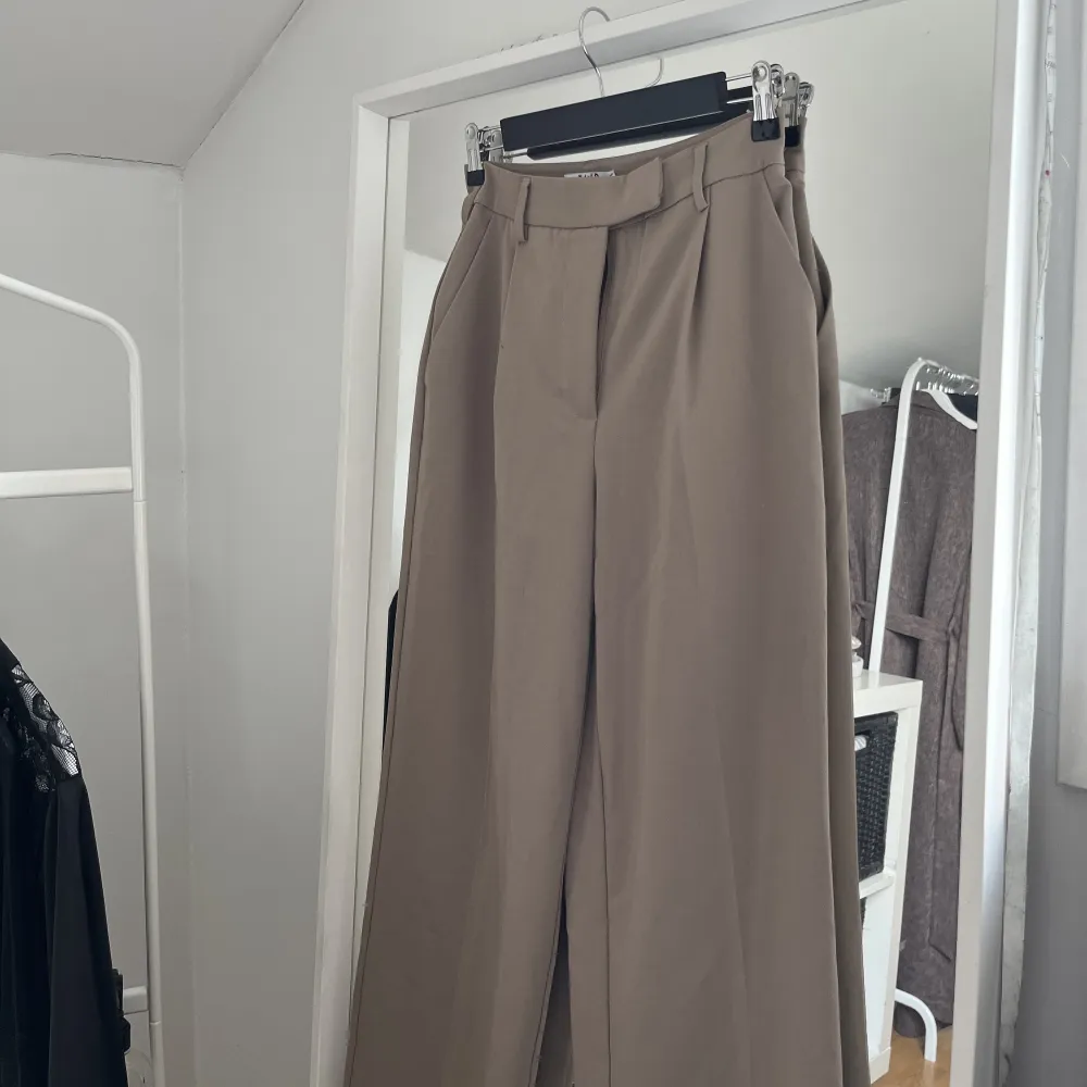 Säljer mina oanvända kostymbyxor från Nakd, marije Zuurveld kollektion🩷 Lapparna kvar (Jag är 160 lång). Jeans & Byxor.