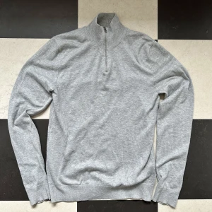 Lindbergh Halfzip stl S - Inget slitage. Knappt använd. Säljer då den är lite lång (jag är 168).  Nypris 900kr. Köpt juni 2023