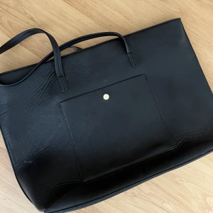 Väska - Stor och rymlig väska med många fack. Perfekt som skolväska. 