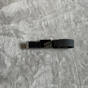 Vintage Billabong bälte  - Billabong typbälte i bra kvalité med cool buckle som mäter ungefär 100☺️ glöm inte kolla in min profil och följa för mer kläder. Pris kan alltid diskuteras 