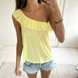 Söt blus - Jätte söt volang blus, köpt för år sen men har fortfarande lappen kvar! Skriv för mer bilder och frågor ✨✨💛