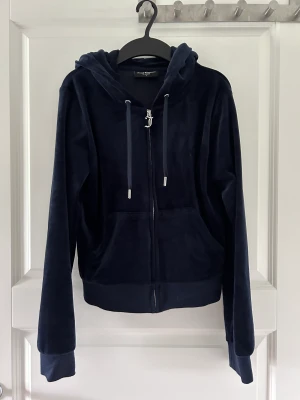 Juicy couture tröja  - Här säljer jag nu min mörkblåa juicy couture tröja för jag aldrig har använt den, kvitto finns