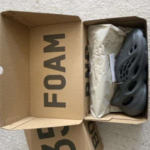 Yeezy Foam Runners ”Carbon” size 44 1/2  - säljer pga att jag inte använder dem helt nya och äkta kvitto och bekräftnings mejl finns om man vill kolla att de är äkta 