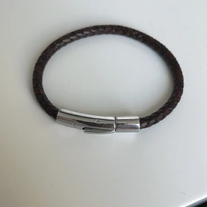 SDLR ARMBAND! - ett fint läderarmband de va tyvärr för stort för mig så jag säljer de här istället för bara 150!!