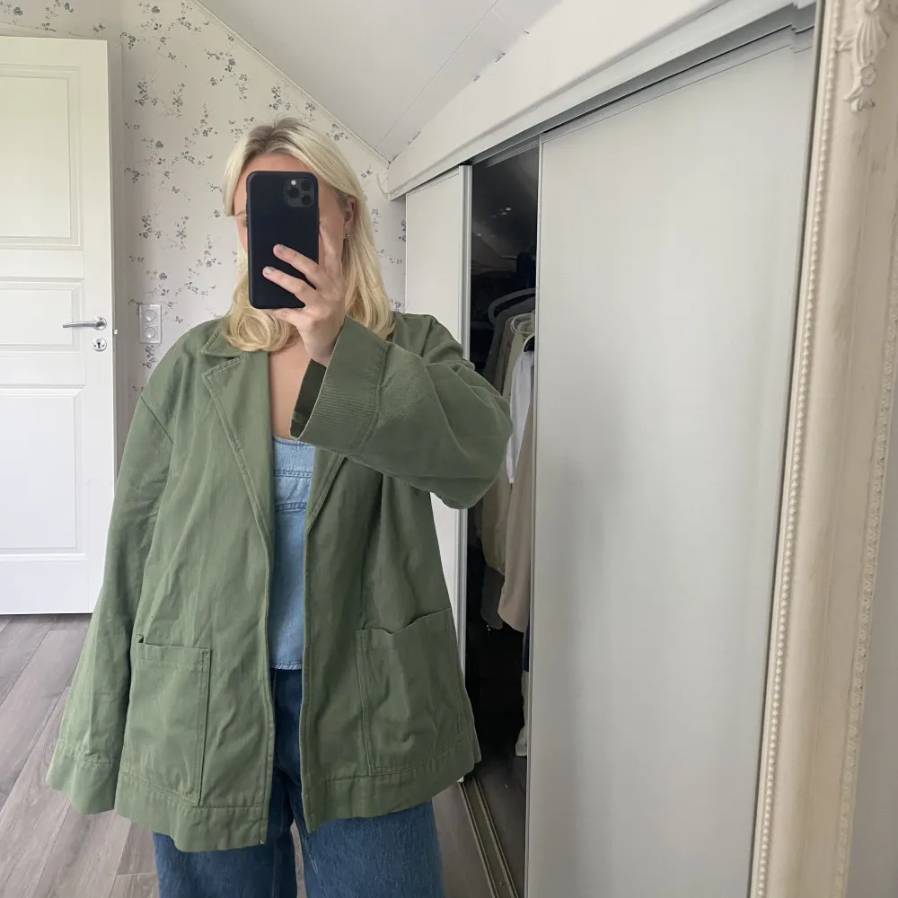 Superfin grön jacka från zara i storlek S, men lite oversized passform. Knappt använd, superbra skick! Nypris 559kr. Jackor.